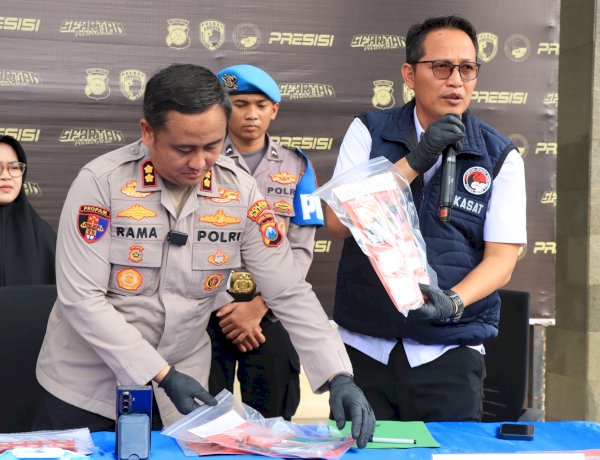 Polres Gresik Bongkar Jaringan Narkoba Amankan 2 Tersangka Pengedar dan 209 Gram Sabu