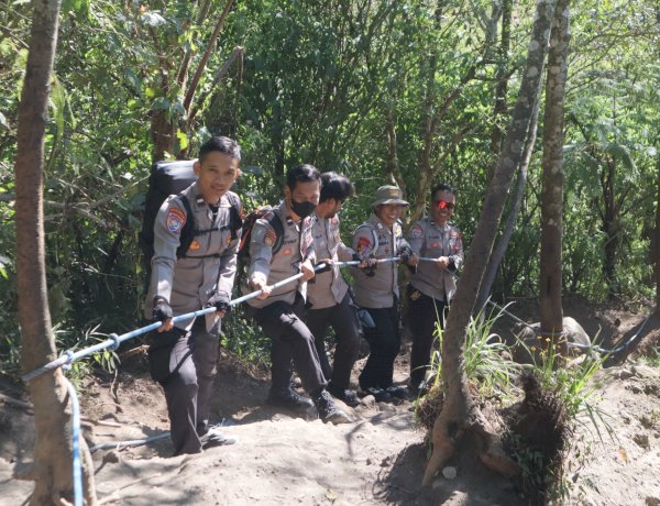 Polres Blitar bersama Komunitas Pecinta Alam Peringati Hari Bhayangkara ke-80 di Gunung Kelud