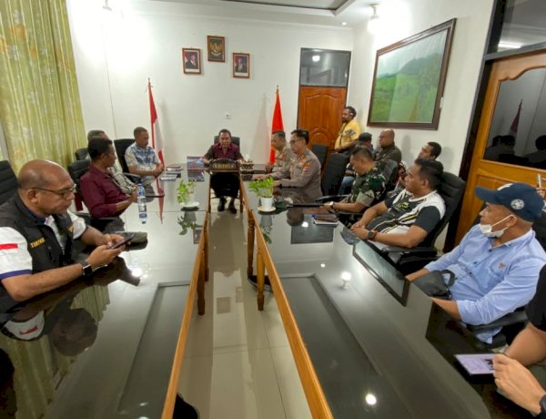 Bupati Flores Timur Beserta Kapolres, Dandim, Ketua DPRD serta Kedua Kepala Desa Satukan Langkah Wujudkan Percepatan Perdamaian Dua Desa yang Berselisih