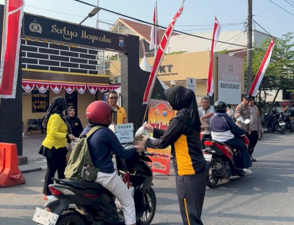 Polsek Waru Gelar Jumat Berkah, Bagikan 150 Paket Makanan dan Minum Ke Pengguna Jalan