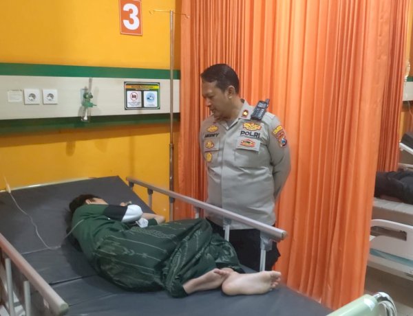 Kapolsek Sidoarjo Kota Jenguk Santri Putat dalam Perawatan Medis