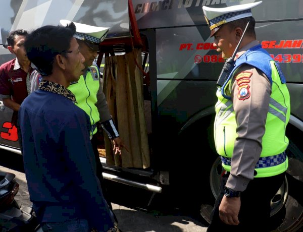 Cegah Kecelakaan, Polres Pelabuhan Tanjung Perak Gelar Ramp Check Bus Peziarah di Sunan Ampel