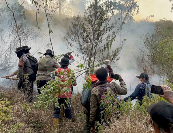 Polres Batu Terjunkan Personel Tangani Karhutla di Gunung Buthak dan Sterilisasi Jalur Pendakian Panderman