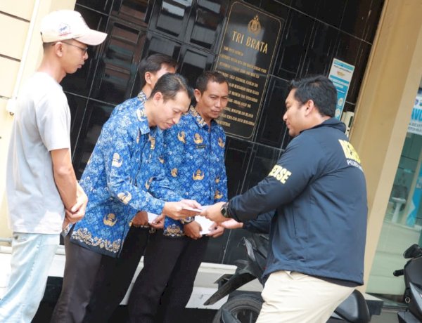 Polres Lamongan Beri Penghargaan Empat Warga yang Gagalkan Curanmor di Puskesmas Deket