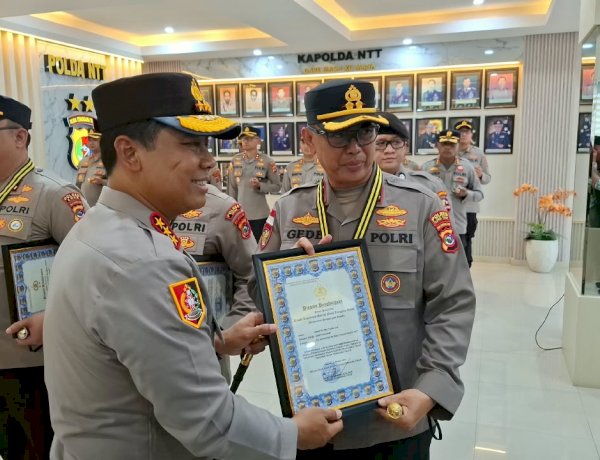 Kapolres Flores Timur Terima Penghargaan atas Keberhasilan Penanganan Konflik Sosial di Adonara Timur