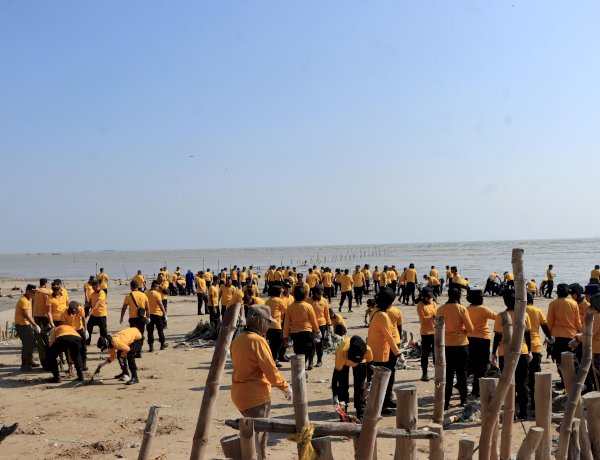 Aksi Jogo Omah Polresta Tuban Gelar Green Policing di Pantai Jenu bersama Masyarakat