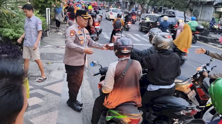 Kapolsek-Gedangan-Bagikan-100-Takjil-ke-Masyarakat