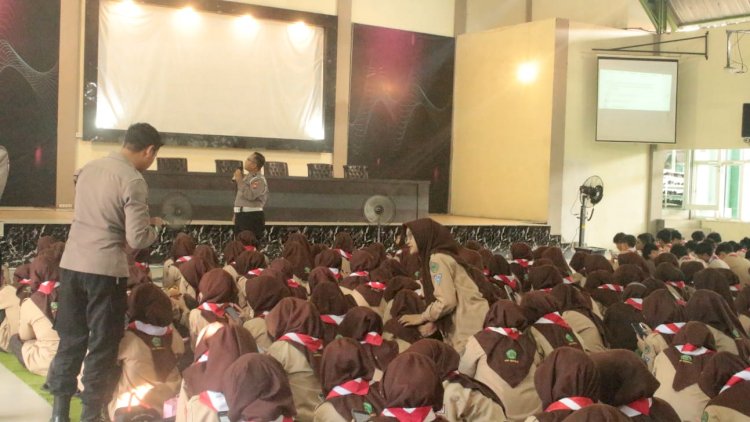 Polresta-Sidoarjo-Edukasi-Pemanfaatan-AI-ke-Pelajar
