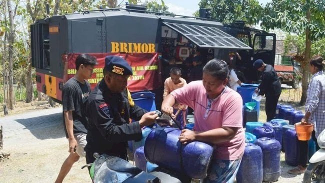 Gunakan Water Cannon Satuan Brimob Polda Jatim Kirim Air Bersih Untuk Warga Ponorogo