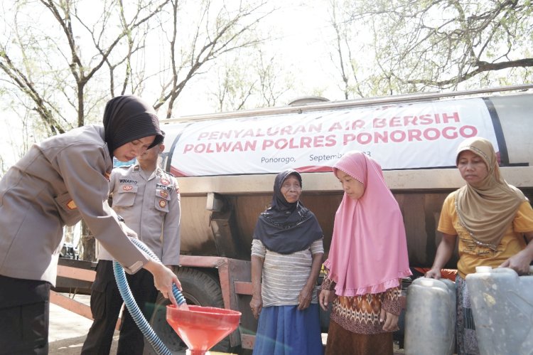 Sinergitas Polwan Polres Ponorogo Bersama TNI dan BPBD Droping Air Bersih Untuk Warga Slahung