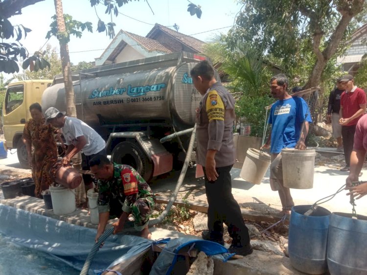 Polres Lamongan Kembali Droping Air Bersih Untuk Warga di 4 Kecamatan