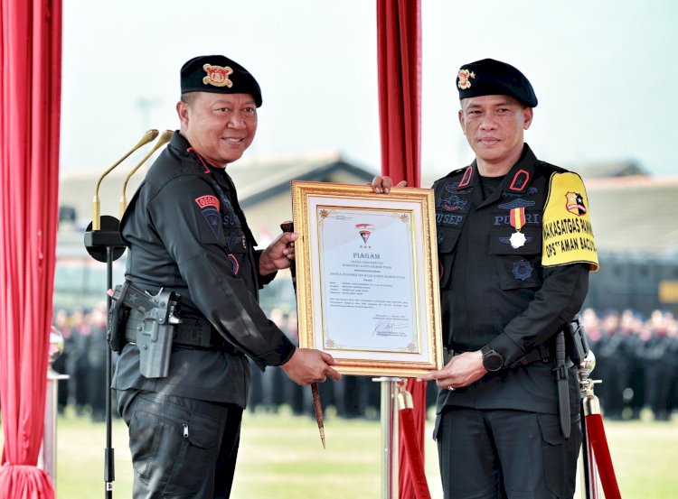 HUT Brimob ke – 78 Wakapolda Jatim Dinobatkan Sebagai Warga Kehormatan