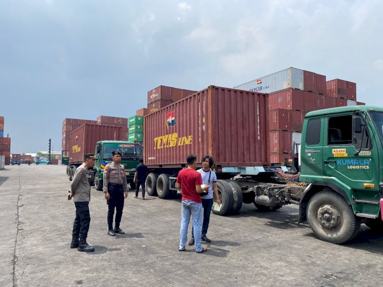 Pastikan Distribusi Logistik Pemilu 2024 Aman, Polres Pelabuhan Tanjung Perak lakukan Pengawalan