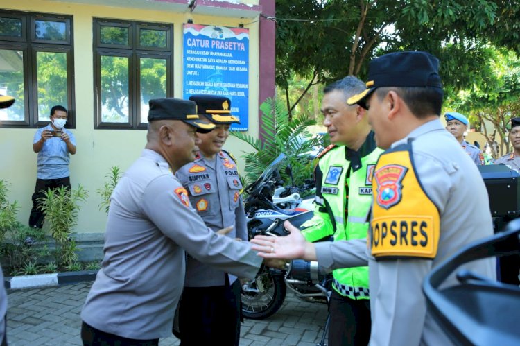 Kapolda Jatim Beri Motivasi Serahkan Tali Asih di Pos Pam Nataru ASDP Ketapang Banyuwangi