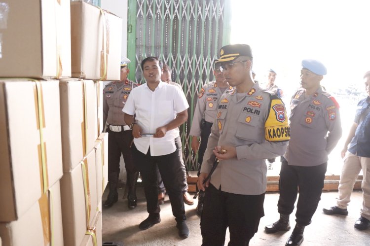 Pastikan Keamanan Logistik Pemilu, Kapolres Situbondo Cek Gudang KPU