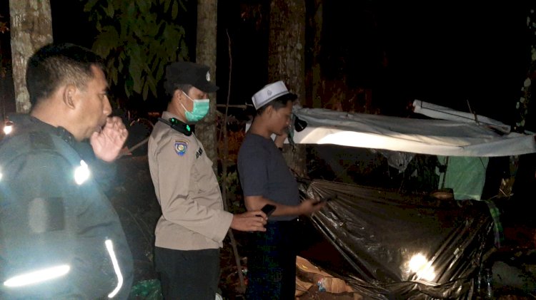 Gercep, Polisi Evakuasi Seorang Kakek yang Tinggal di Tengah Hutan Pinus Bondowoso