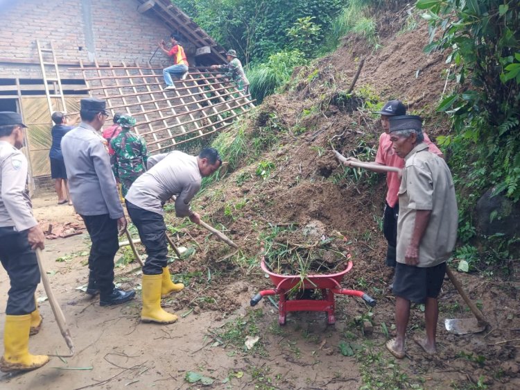 Sinergitas Tiga Pilar, Polisi Bersihkan Material Longsor di Trenggalek