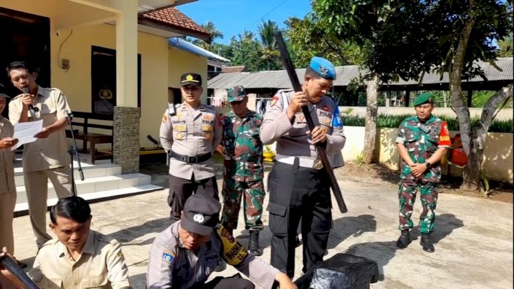 Unik, Polisi di Bondowoso Himbau Masyarakat Untuk Tidak Golput dengan Tradisi Ronjengan