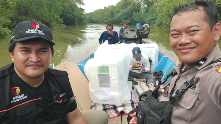 Gunakan Perahu, Polisi Sidoarjo Kawal Distribusi Logistik Pemilu ke Wilayah Terpencil