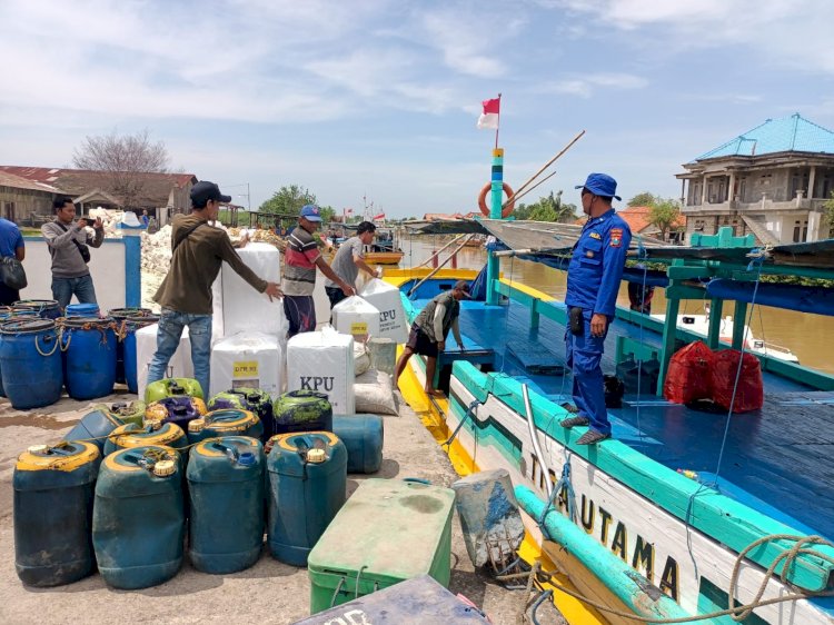 Ditpolairud Polda Jatim Kawal Pendistribusian Logistik Pemilu Untuk Wilayah Kepulauan di Jawa Timur