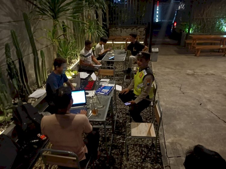 Cooling System Polres Tulungagung Patroli Sambang Ajak Warga Jaga Persatuan dan Kesatuan Pasca Coblosan Pemilu