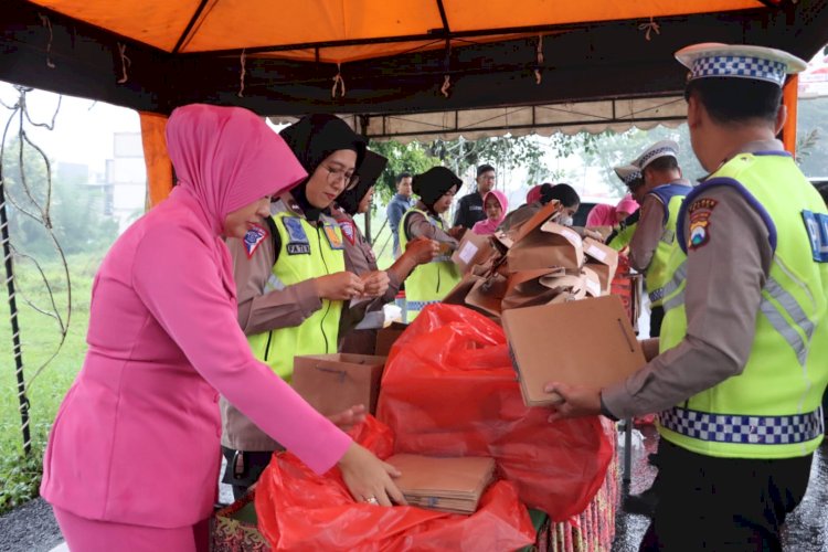 Tebar Kebaikan di Bulan Ramadhan Polres Batu dan Bhayangkari Berbagi Takjil