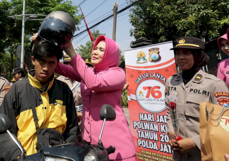 Sapa Warga di Hari Jadi ke -76, Polwan Polrestabes Surabaya Turun Jalan Berbagi Helm dan Bunga