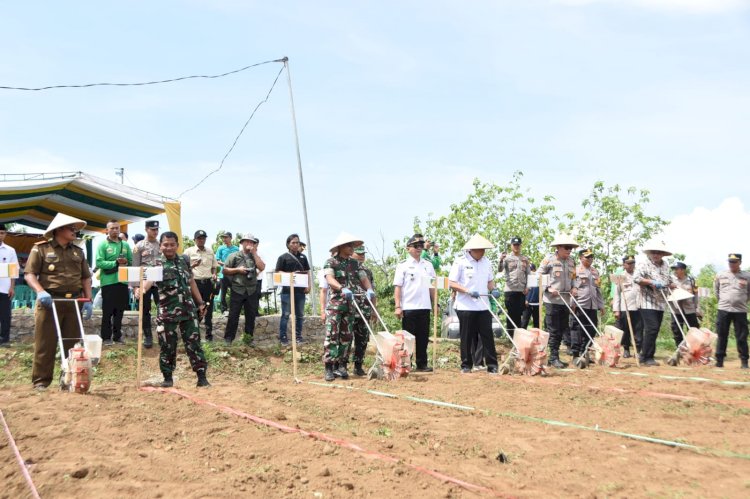 Manfaatkan Lahan Kritis, Polres Bondowoso Bersama Kodim 0822 Tanam Jagung Gelorakan Swasembada Pangan