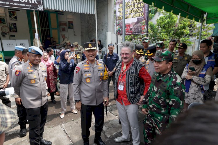 Tinjau TPS, Kapolda Jatim : Pilkada Serentak 2024 di Jatim Berjalan Lancar Sesuai Rencana