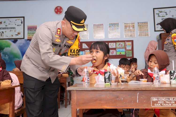 Jumat Berkah, Polres Blitar Berbagi Makanan Bergizi Gratis di Sekolah