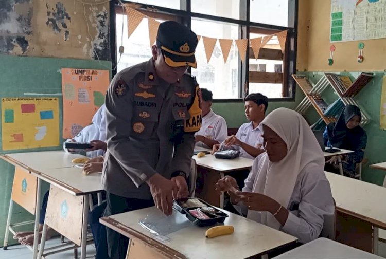 Naik Perahu, Kapolsek Buduran Bagikan Makan Siang Bergizi di Sekolah Wilayah Terpencil