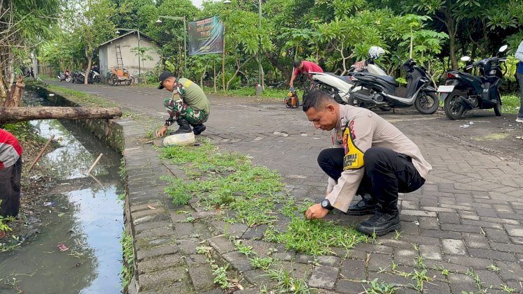 Antisipasi Banjir, Anggota Polsek Buduran dan Koramil Buduran Bersama Warga Kerja Bakti Bersihkan Sungai