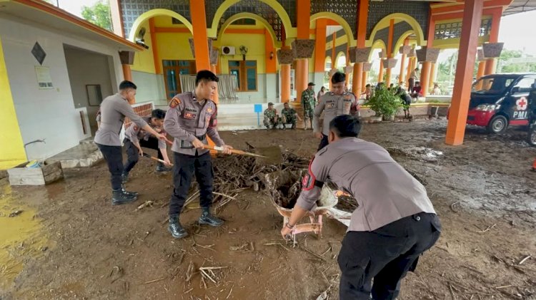 Sinergitas Polisi Bersama TNI dan Warga Bersihkan Lumpur Pasca Banjir di Situbondo