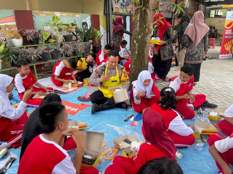 Mobil Senyum Polres Tulungagung Hadir Berbagi Makanan Bergizi, Pelajar SLB Riang Hati