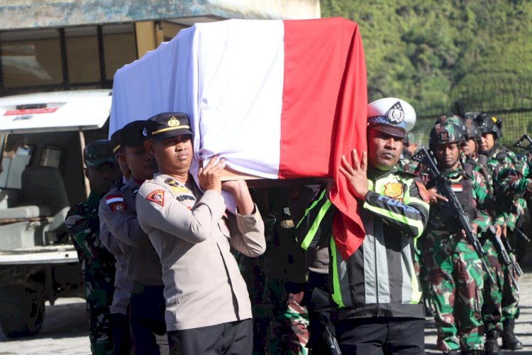 Gugur dalam Tugas, Jenazah Bripka Anumerta Ronald M. Enok Diterbangkan ke Jayapura dan Dimakamkan di Sentani