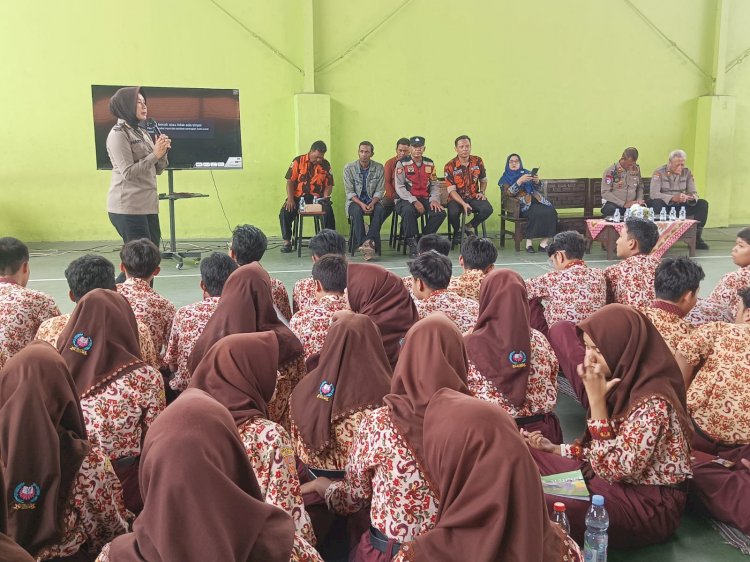 Polisi Beri Edukasi Bahaya Kenakalan Remaja dan Tertib Lalu Lintas di SMAN 1 Krian