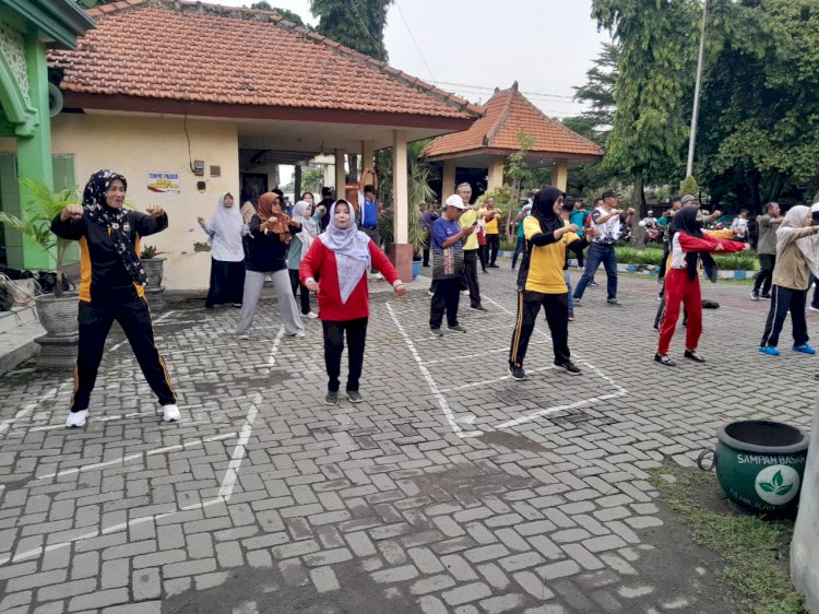 Personel Polsek Krian Ikuti Senam SKJ Bersama Forkopimka, Perkuat Sinergi dan Kebugaran Anggota