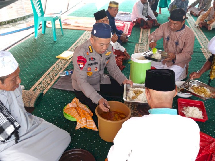 Usai Salat Jumat, Dansatgas SAR Brimob Makan Bersama Warga Terdampak Gempa di Reo